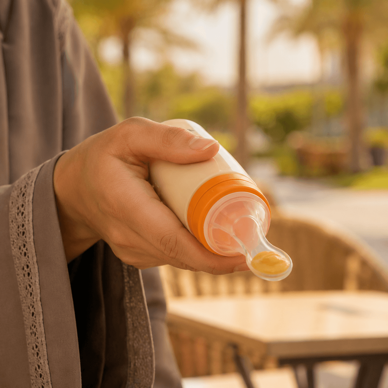 تقديم الطعام المهروس من طرف ملعقة لُقيمة